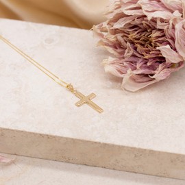 Carissima Gold Women's 9 ct Yellow Gold 15 x 25 mm Cross Pendant on 9 ct Yellow Gold 0.4 mm Diamond Cut Curb Chain Necklace of Length 46 cm/18 Inch