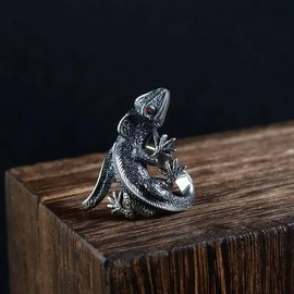 Unique Vintage Lizard Ring with Red Simulated Diamond Eyes for Men or Women - Zinc Alloy No Mosaic Material, No Plating Simple Fashion Jewelry, Christmas, Birthday, or Party Gift, Zinc, No Gemstone
