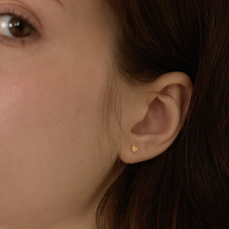 A pair of 14k goldfield plain heart earrings / 14k
