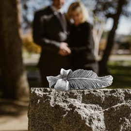 com-four® 2 x Grave Decoration Feather with Bow - Memorial Stone in the Shape of a Bird Feather with Decorative Bow - Weatherproof Grave Decoration - Mourning Stone (1 Pair - Feathers)
