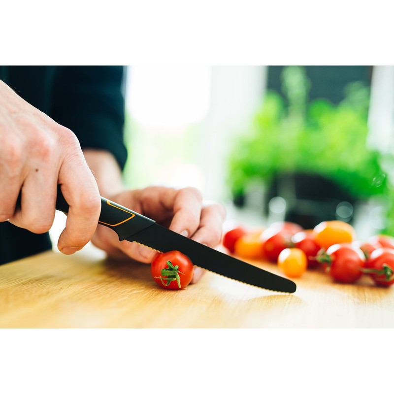 Fiskars Tomatenmesser, Modernes Design, Gezahnte Klinge, Gesamtlänge: 25 cm, Qualitätsstahl/Kunststoff,