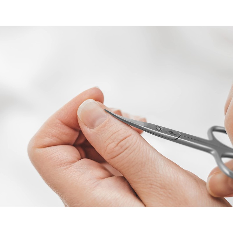 Nail scissors serrated blade