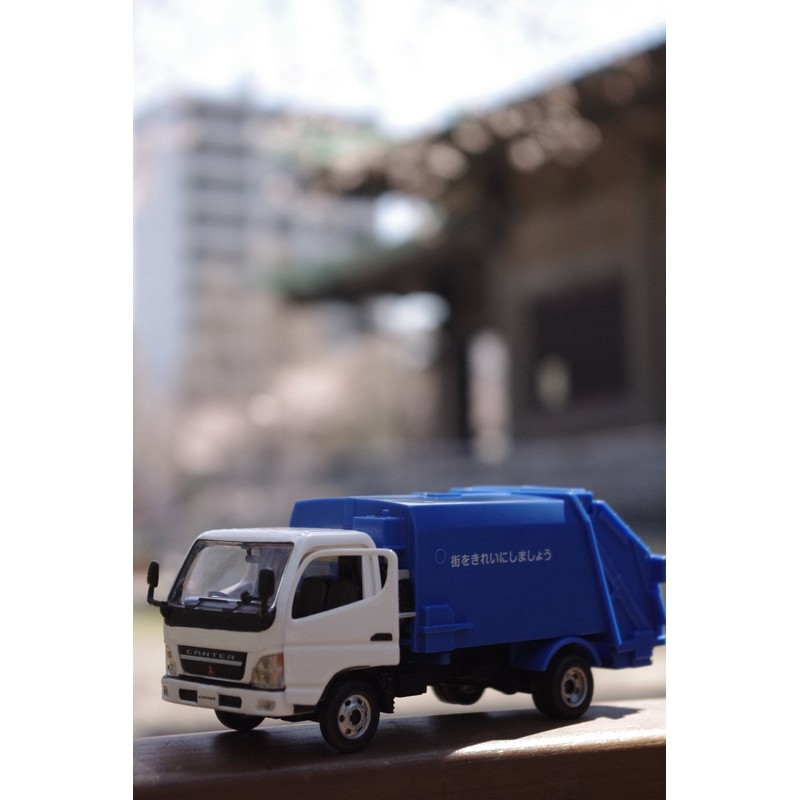Diamond Pet Dk – 5106 1/43 Scale Mitsubishi Fuso Canter Cleaning Car