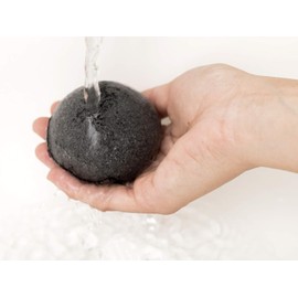 NORI Esponja Facial Konjac Carbon Bambu - LA MAS VENDIDA - KONJAC SPONGE NATURAL - Para piel grasa, acnéica, mixta. Evita puntos negros y previene el acné. Uso diario. Limpia y exfolia tu piel suavemente. BIODEGRADABLE /Rutina de limpieza facial