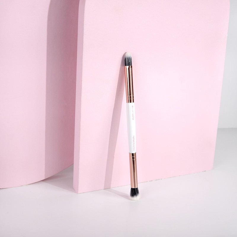 Brushworks Highlight and Contour Brush, White/Gold, 100 g
