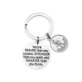 Infinity Collection Llavero con dije de lucha libre, inspirador con texto en inglés "You're Braver Than You Believe, Stronger Than You Seem & Smarter You Think Jewelry, regalos de lucha libre para luchadores