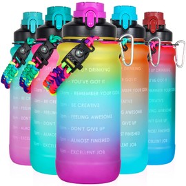 AMITER Botella de agua de medio galón/64 onzas con popote, marcador de tiempo motivacional y mango, botellas de agua grandes Tritan a prueba de fugas con tiempos de beber, jarra de agua deportiva sin BPA de 1/2 galón (cepillo para botella incluido)