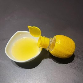 Pack of 2 Lemon Squeezer, Manual Citrus Juicer with Lid, Lime Squeezer Made of BPA-Free Plastic for Lemon, Mandarin, Orange Juicing