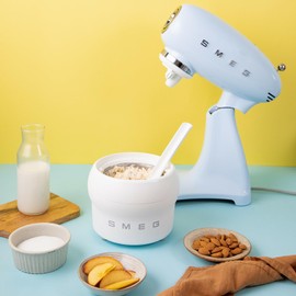 SMEG SMIC01 Ice Cream Maker Attachment for Stand Mixers – Compatible with SMF02 & SMF03, 1.1 L Capacity, Double-Wall Cooling Bowl, Includes Beater, Lid & Spatula