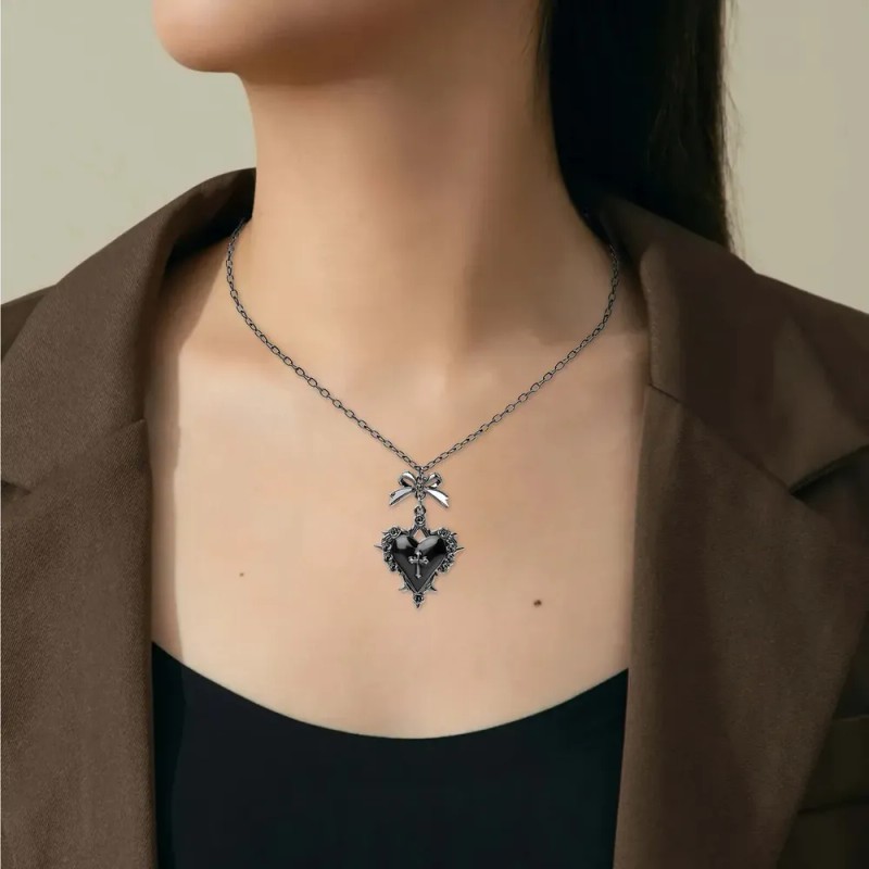 HEXORA - Collar Gótico Mujer Dije Corazón Negro con Cruz