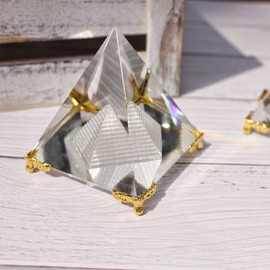 Together-life Crystal Pyramid Prism, Feng Shui Crafts Meditation Crystal with Gold Stand for Home Office Art Decor, Pyramid Gift, Stand for Prosperity, Positive Energy and Happiness (8 cm)