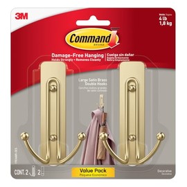 Command - Ganchos dobles grandes de latón satinado, 2 ganchos para chamarra y 2 tiras de comando, sin daños y con calcomanía, sin herramientas, ideal para colgar la decoración del hogar, soporta hasta