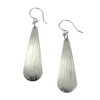 arete largos de gota de aluminio en tono plateado por