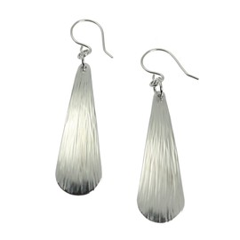 arete largos de gota de aluminio en tono plateado por John S Brana, hecho a mano, hipoalergénico