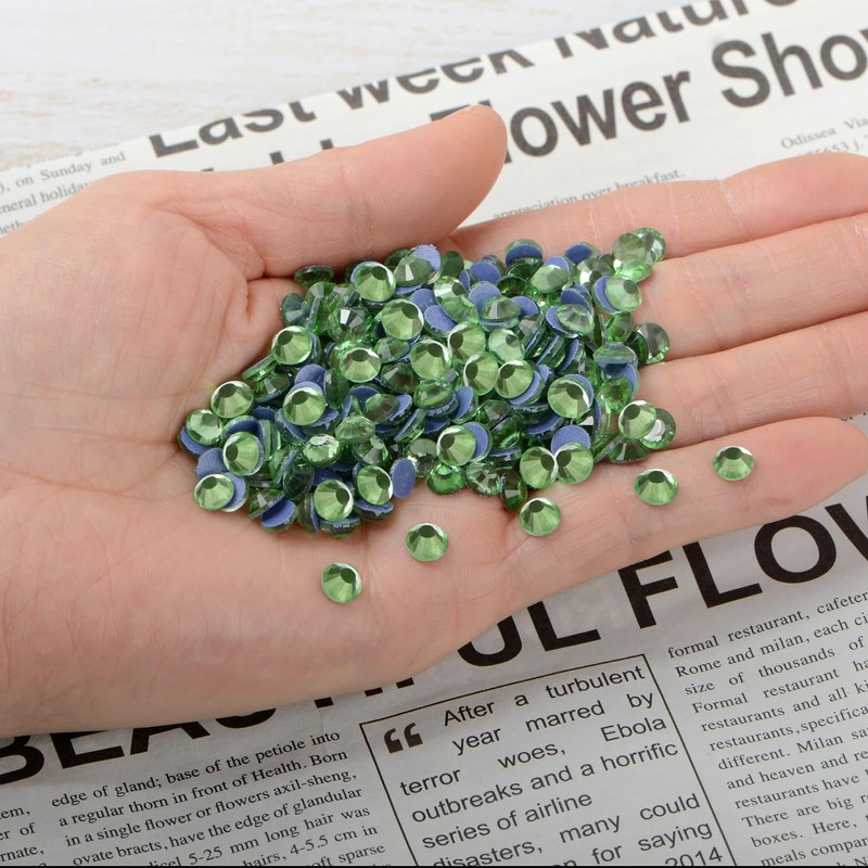 LPBeads 700 Pieces SS30 Peridot Hotfix Rhinestones Flatback Round Crystal