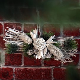 COM-FOUR® Christmas Arrangement - White Cones, Branches and Glittering Berries as Decorative Wall Decoration - Handmade Flower Arrangement as Door Decoration (White - Glitter)