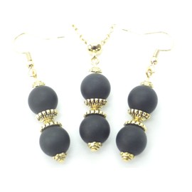 Ohrringe und Halskette aus vergoldetem Stahl, Set mit schwarzem Achatperlenanhänger und tibetischen Perlen