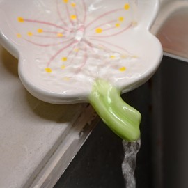 LINXUXIE Ceramic Soap Dish, Soap Holder for Bathroom, Flower Soap Bar Holder for Shower, Easy Cleaning Soap Saver Tray Decoration for Bathroom, Sinks, Kitchen (White)