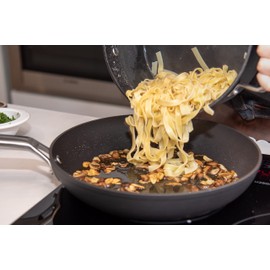 Arcos Serie Samoa | Antihaft-Pfanne 18 cm | Geschmiedetes Aluminium | Geeignet für jede Küche | Kalteffekt-Edelstahlgriff | Energiesparsystem | Spülmaschinenfest | Farbe Schwarz | FULL INDUCTION