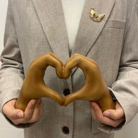 YDLGJMCZ Large Heart Hands Sculpture with 2 Pcs Heart Hand Brooch，Hearts Hand Love Gesture Hand Sculpture Home Office Decor Statue (Wooden Color)