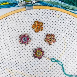 4 Pieces Retro Painted Small Flowers Needle Minder，Magnetic Pin Holder for Cross Stitch, Needlework and Embroidery Accessories，Magnetic Needle Nanny