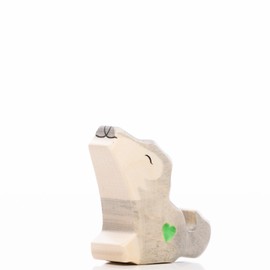 Lilu® Wolf Welpe sitzend mit leuchtendem Herz, Wald Holztiere handbemalt, Holzfigur Spielfigur Tiere aus FSC®-Holz, EN71 und DEKRA Zertifiziert Holzspielzeug für Kinder