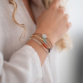 happymaker - Karneol Armband Damen, handgemacht Edelstein Armband orange mit Goldperlen und exklusiver Geschenkverpackung, Mutmacher Geschenk für Frauen