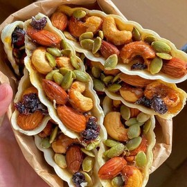 Almond & Cashew Nut Boat Crisp, 120g x 2 Bags, Mixed Nut & Cranberry Pastry Snack, Soft, Glutinous & Sweet, Multiple Flavors in One Bite, Delicate & Plump, Non-Dry, Perfect Craving-Satisfying Treat
