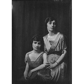 HistoricalFindings Photo: White,MM,Mrs,Fayon,Miss,nitrates,Group Portraits,Women,Dress,Arnold Genthe,1921