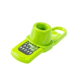 Garlic Press with Plastic Handle, Stainless Steel Blades, Ideal for Grating Ginger, Cheese, Garlic And Nutmeg, Great Kitchen Gadget.
