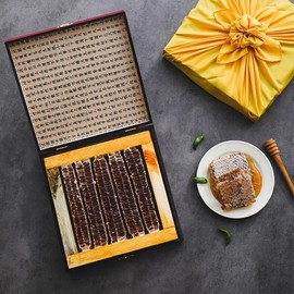 Domestic native honey honeycomb honey 1.8kg (old furniture packaging wrapping cloth) / 국내산 토종방식 꿀 벌집꿀1.8kg (고가구포장보자기포장)