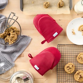 TOWN & COUNTRY BASICS Basketweave Soft Silicone Mini Oven Mitt 2-Pack Set, Heat Resistant up to 500F, Flexible Silicone, Non-Slip Grip, Red, 5.5"x8"