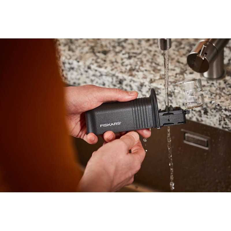 Fiskars Affilacoltelli Roll-Sharp con Mola in Ceramica, Essential, Plastica, Nero,