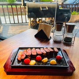 FJPTFENG Cast Iron Steak Plate, Grill Pans, Sizzle Griddle with Wooden Base, Steak Pan, Griddle Grill Pan with handles (Plate with Base 7.5" x 4.8")