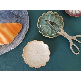 Ceramic Spoon Rest for Stove Top, Flower Cute Spoon Rest for Kitchen Counter, Cooking Spoon Holder for Kitchen Counter, Utensil Rest Spatula Rest Ladle Holder Tong Rest, 1 PC (Retro, Beige)