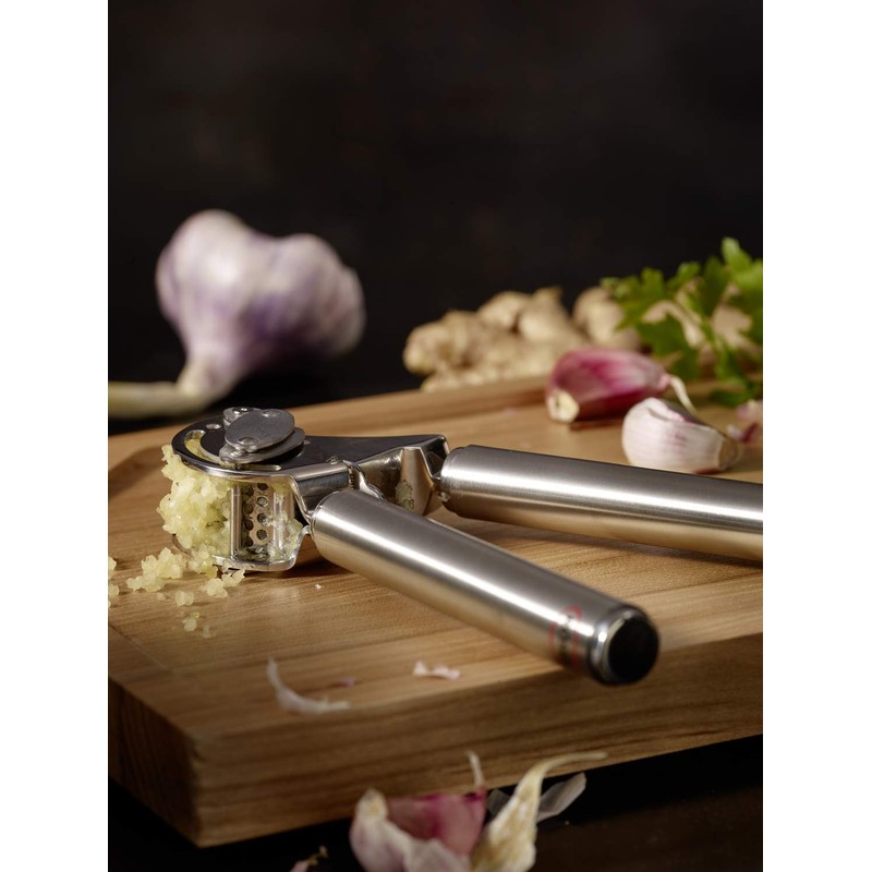 Rösle 12895 Stainless Steel Garlic & Ginger Press with Scraper