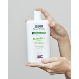 ISDIN Nutradeica Anti-Schuppen Shampoo (400ml) | Reduziert überschüssiges Sebum | lindert Juckreiz und reduziert Schuppen