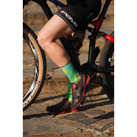 Sox Footwear Solid Green Crew Socks - Seamless Toe, Compression Fit, Breathable, Reinforced Toe & Heel, Cushioned for Running, Cycling, Active Lifestyle (Medium)