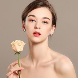 BAMIKI Pearl Earrings for Women, Round Emerald Green Zircon Earrings 925 Sterling Silver Pearl Stud Earrings, 8-8.5MM Freshwater Cultured Pearls, Ladies Jewelry Fashion Earrings