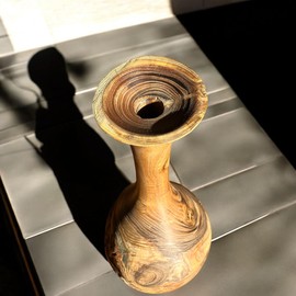 Dekorative Vase aus Akazienholz, handgefertigt, elegante Handwerkskunst für Heimdekoration, Büro oder Geschenk, robust und langlebig, ideal für natürliche oder trockene Blumen, einzigartiges und