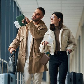 VULKIT - Soporte para pasaporte para viaje con ranura para Airtag, piel de napa premium, bloqueo RFID, cierre de cierre con correa para muñeca, organizador de documentos de viaje, Oliva Napa, Slim