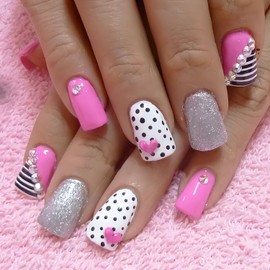 24Pcs Valentine's Day Heart Press on Nails Short Square Fake Nails Glitter Heart with Rhinestone Design Reusable Acrylic Stick on Nails Full Cover Valentine's Day Heart False Nails for Women Girls