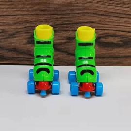 Wpppan 1 Pair Funny Cute Finger Roller Skates, Mini Finger Boards Party Favors Novelty Finger Boards Finger Bikes (Random Color)