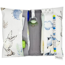 Personalisierte Windeltasche mit Name und Datum für unterwegs, Waldtier-Design weiß pastell, Große Wickeltasche für bis zu 4 Windeln + Feuchttücher, Wickelorganiser
