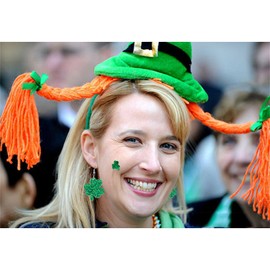 Dreuyet St Patrick's Day Earrings for Women Cute Funny Acrylic Irish Shamrock Dangle Earrings Green Clover Hat Horseshoe Drop Earrings Good Luck St. Patrick's Day Holiday Accessories Jewelry Gift (Glitter Shamrock)