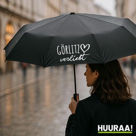 Huuraa Regenschirm Görlitz verliebt Geschenk 98cm Schwarz Sturmfest Taschenschirm Görlitz Geschenkidee