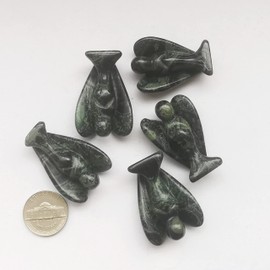 Manekieko Natural Kambaba Jasper Healing Crystal Prayer Guardian Angel Statue, 38 mm Carving Bag Palm Stone Figures Decoration