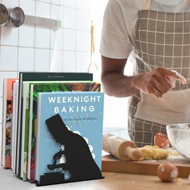 Artori Design “Kochen nach Vorschrift” | Buchstütze für Kochbücher | Zwei Köche | Buchhalter für die Küche | Geschenk für Köche