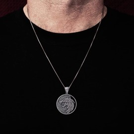 Stylebest Witcher Necklace Wolf Medallion, Meticulously Crafted Zinc Alloy Pendant with Antique Silver Finish, 49mm Diameter, Includes 60cm Extender Chain, for Wolf Lovers and Witcher Fans (（XL1540）)