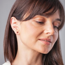 Winzige Ohrstecker mit Stein in weinrot • Quadratische Ohrringe für 1, 2 & 3 Ohrloch • Nachhaltiger Schmuck aus recyceltem Glas & Edelstahl • 4mm